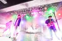 「星座して二人 feat. 牛丸ありさ」披露中の様子。（Photo by AZUSA TAKADA）