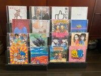 江崎はhy4_4yhが配信でリリースした楽曲のジャケットをプリントアウトし自宅にディスプレイしていた。