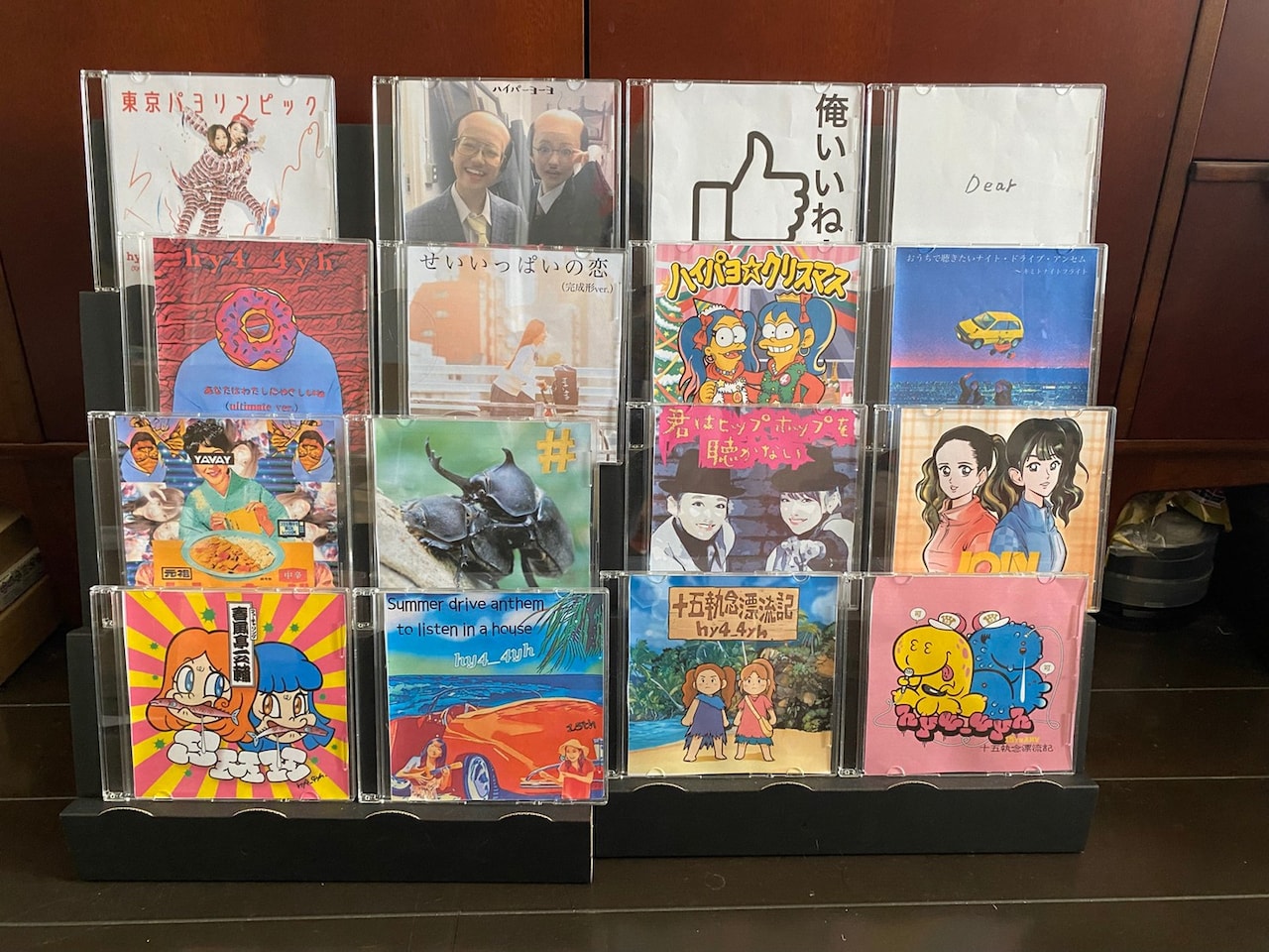 江崎はhy4_4yhが配信でリリースした楽曲のジャケットをプリントアウトし自宅にディスプレイしていた。