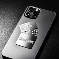 購入者にプレゼントされるオリジナルメタルステッカー。