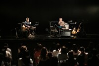 八橋義幸（左）と、乾杯の音頭をとる中田裕二（右）。（撮影：衣斐誠）