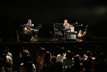 八橋義幸（左）と、乾杯の音頭をとる中田裕二（右）。（撮影：衣斐誠）