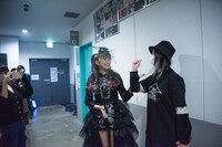 応援に駆けつけたエビ中・小林歌穂（右）。