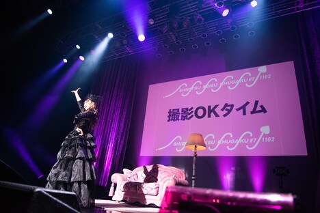 ポーズを決める星名美怜。