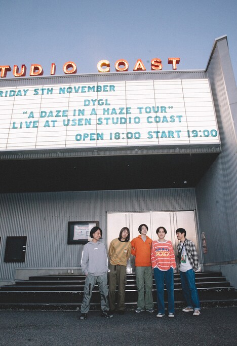 東京・USEN STUDIO COASTの正面入口前に立つDYGL。（Photo by ERINA UEMURA）