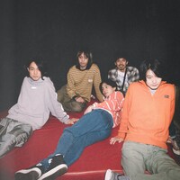 バックステージでのDYGL。（Photo by ERINA UEMURA）