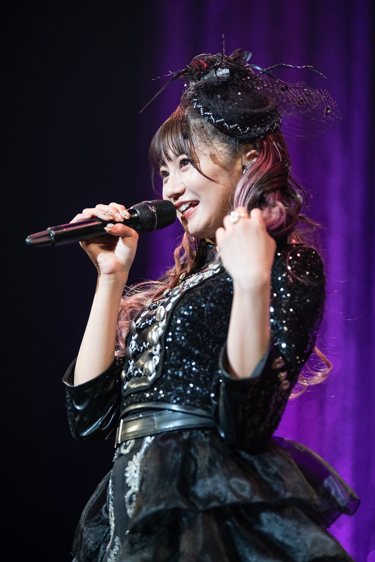 ピンクに染めた髪をアピールする星名美怜。