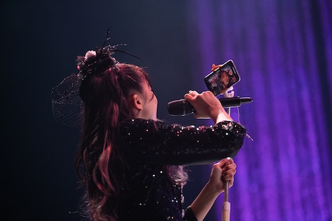 動画を撮影する星名美怜。