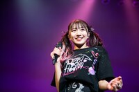 小林歌穂がペイントを施したTシャツを着て“小林推し”にマウントを取る星名美怜。