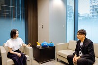 左から、のっちさん、堀井雄二さん。