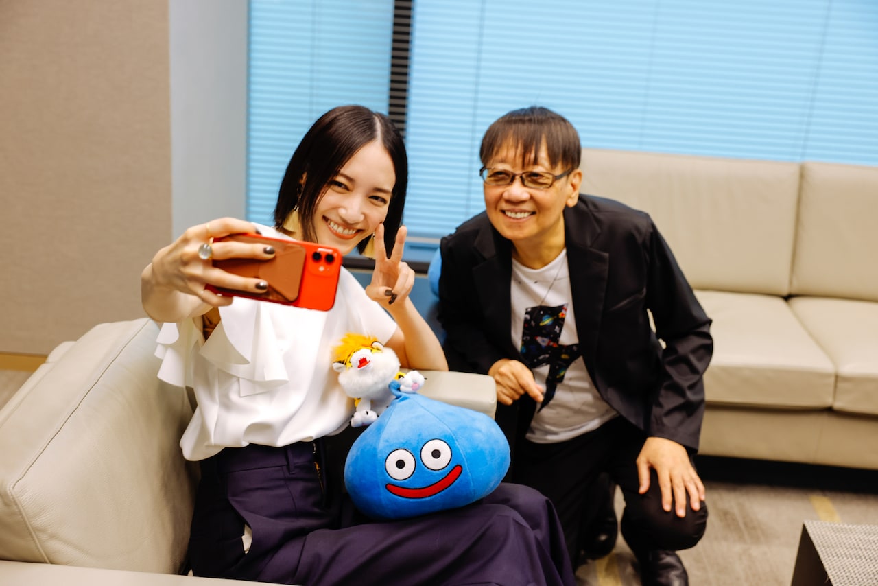 記念に自撮りをするのっちさんと堀井さん。