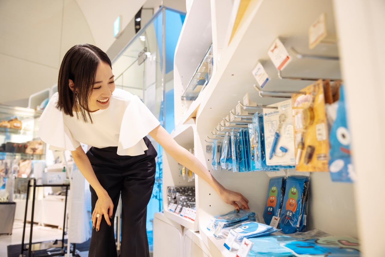 グッズに手を伸ばすのっちさん。