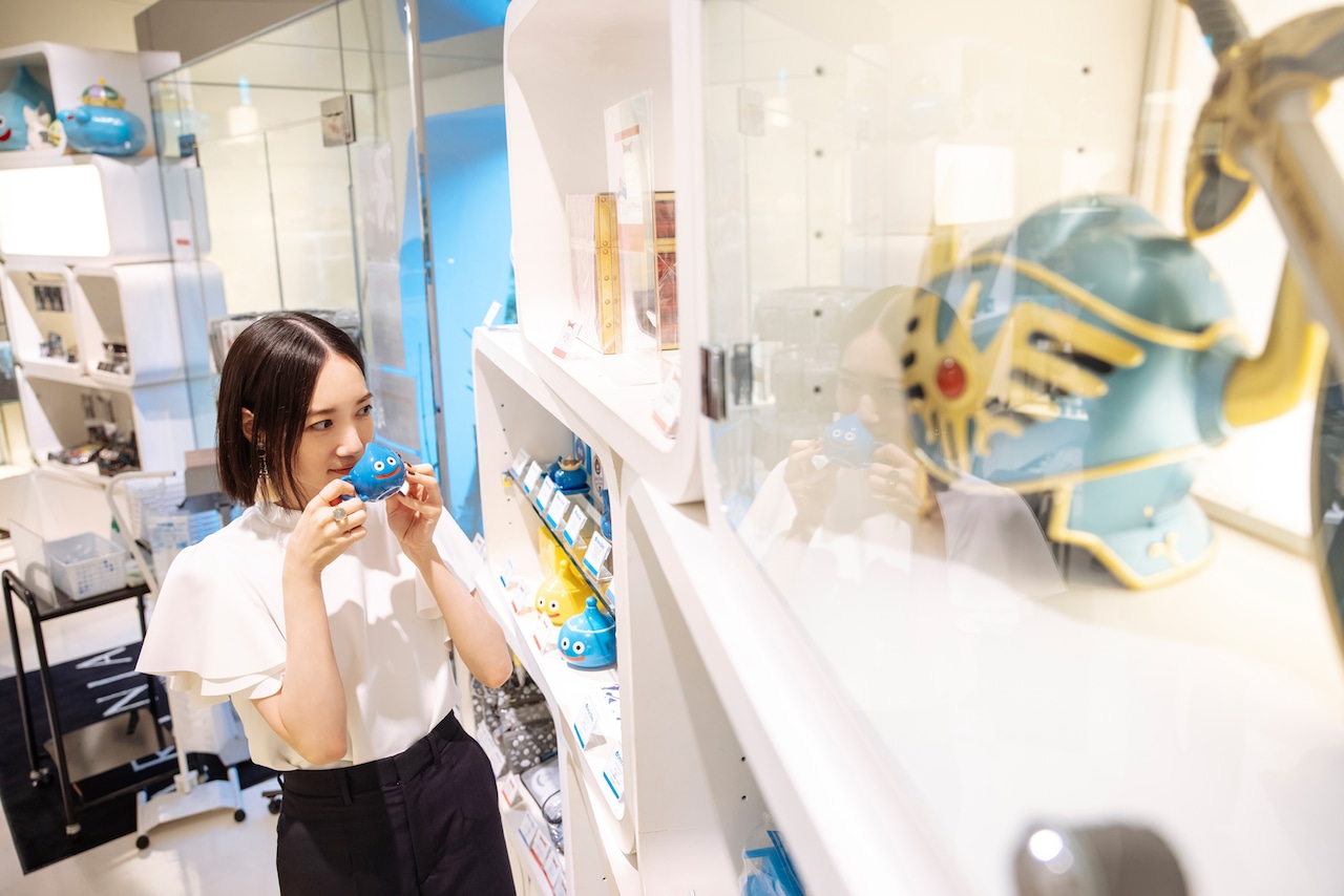 「こんな感じで飲むの？」と言いながらスライム型デミタスカップを持ってみるのっちさん。