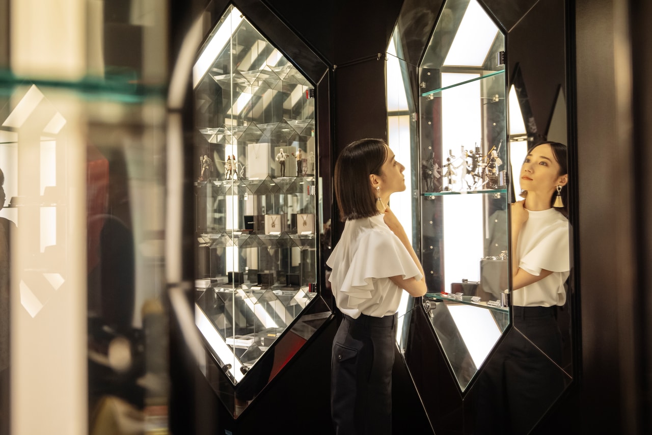 「ニーア」シリーズのフィギュアを見つめるのっちさん。