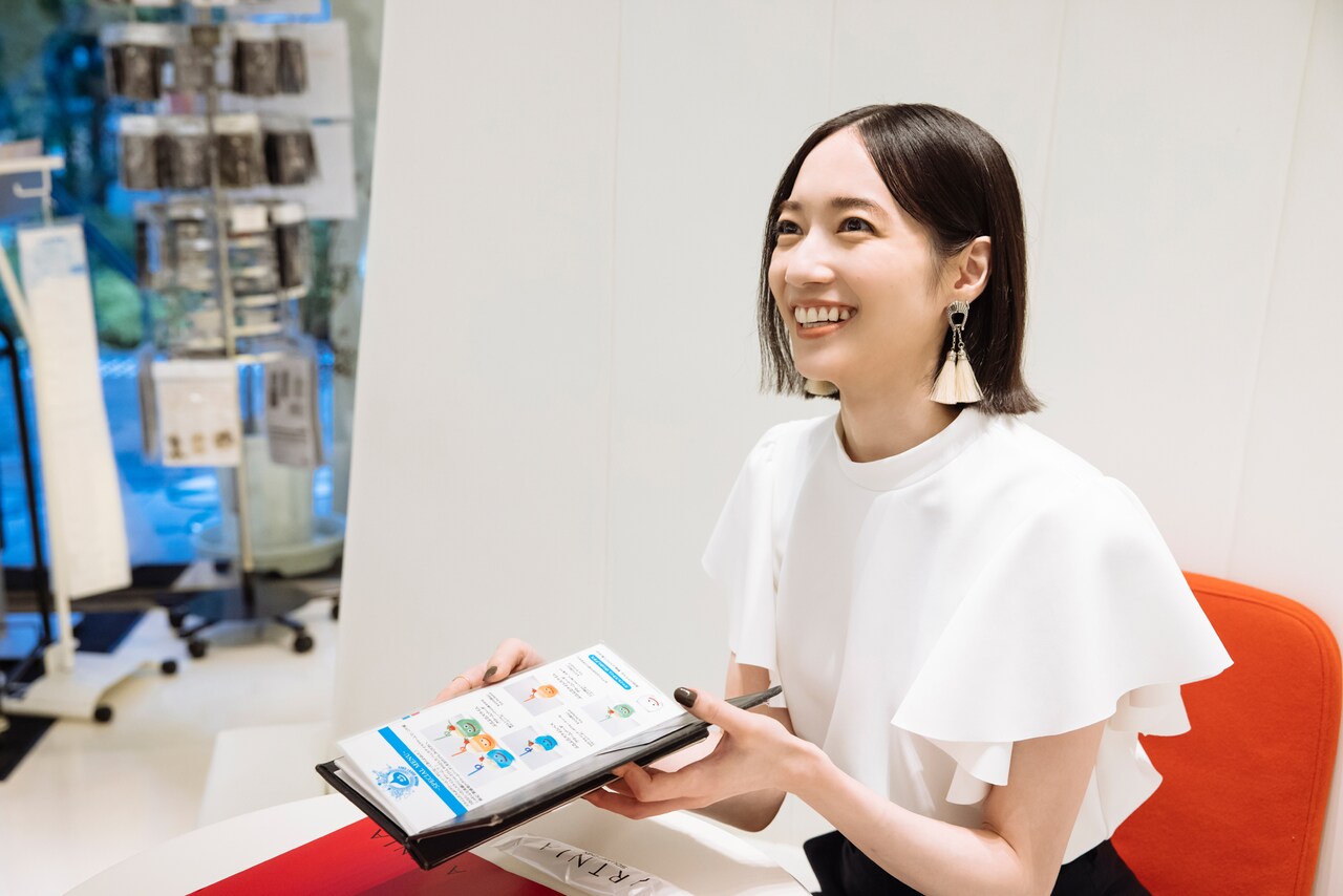 「ぷるぷるスライム クリームソーダ」を注文するのっちさん。