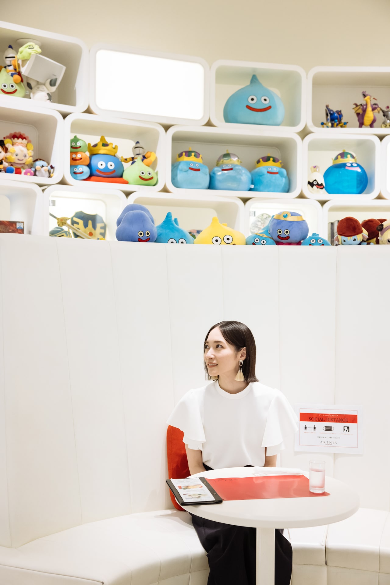 カフェコーナーに着席するのっちさん。