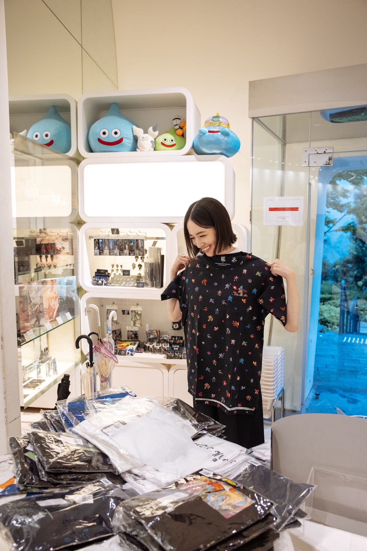 体にTシャツをあてがってうれしそうなのっちさん。