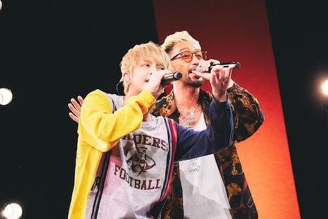 左から手越祐也、RYO（ORANGE RANGE）。