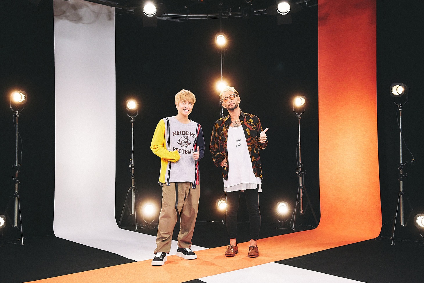 左から手越祐也、RYO（ORANGE RANGE）。
