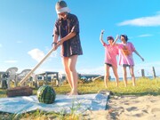 PARADISES「柏木由紀なりのPARADISES -夏のバカヤロー-」ミュージックビデオより。