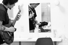 「助六 Jr.」を弾く横山健。（Photo by Maki Ishii）