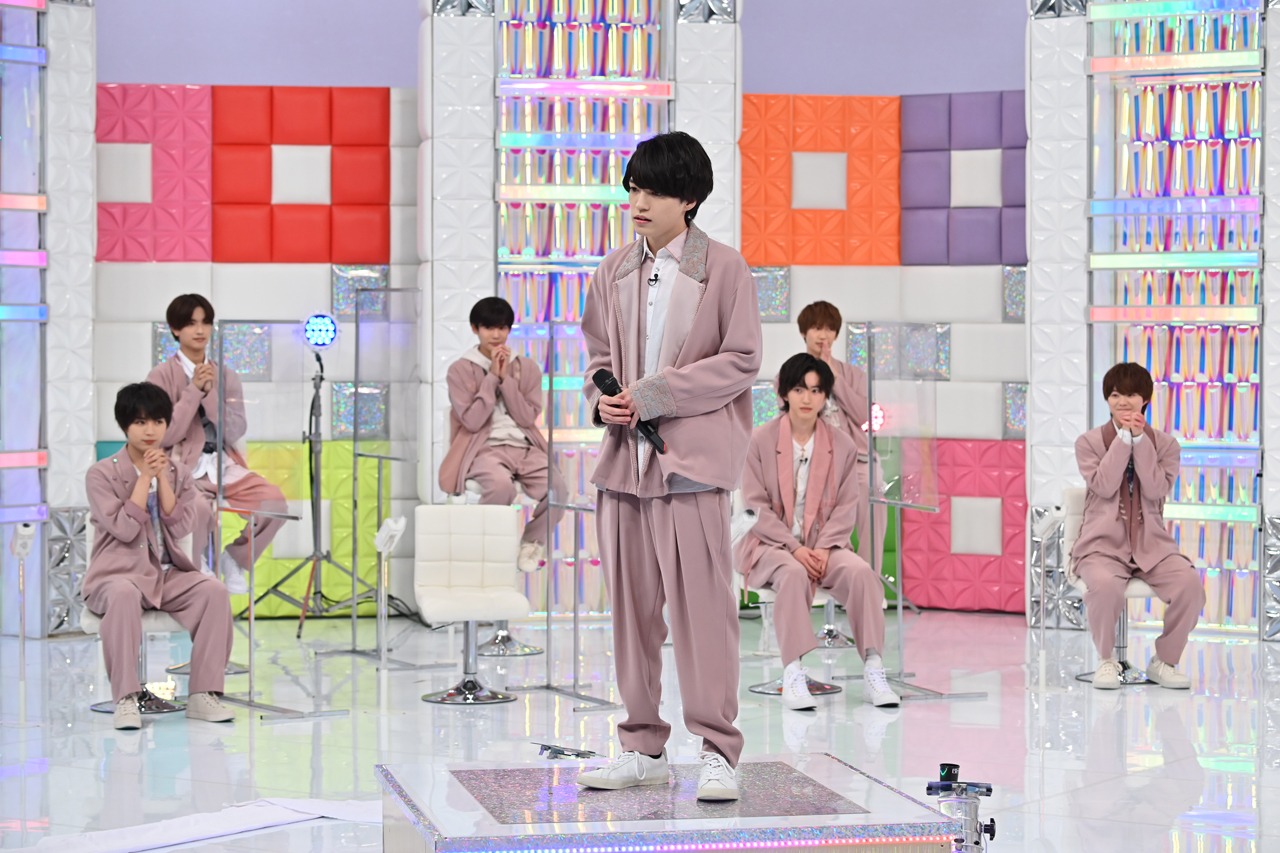 「ノーミスカラオケ」挑戦中のなにわ男子。(c)テレビ朝日