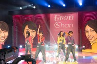 ライブパフォーマンスを披露するももいろクローバーZ。