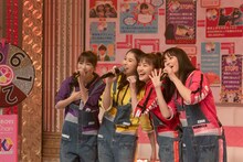 「スターダストセレナーデ」を歌うももいろクローバーZ。