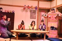 左から飯塚悟志（東京03）、百田夏菜子、玉井詩織、高城れに、あーりんロボ。