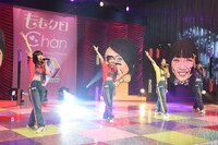 ライブパフォーマンスを披露するももいろクローバーZ。