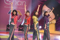 ライブパフォーマンスを披露するももいろクローバーZ。