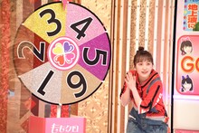 ルーレットを回す百田夏菜子。