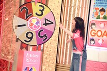 ルーレットを回す佐々木彩夏。