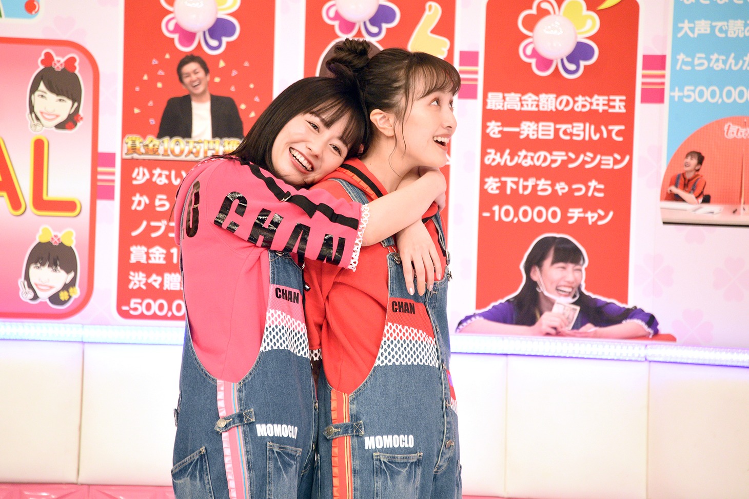 左から佐々木彩夏、百田夏菜子。