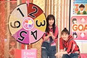 ルーレットを回す佐々木彩夏と百田夏菜子。