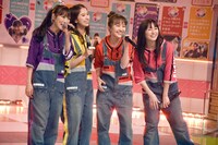 「スターダストセレナーデ」を歌うももいろクローバーZ。