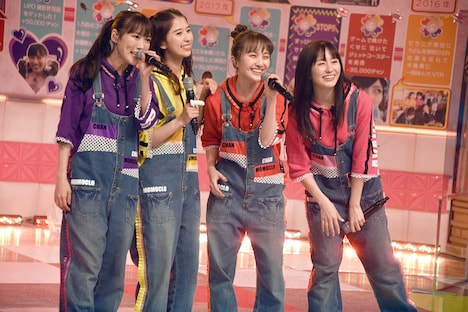 「スターダストセレナーデ」を歌うももいろクローバーZ。