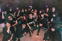 「BAD KNee」所属アーティスト集合写真