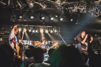 福岡・culture spot BAD KNee LAB.でのライブの様子。