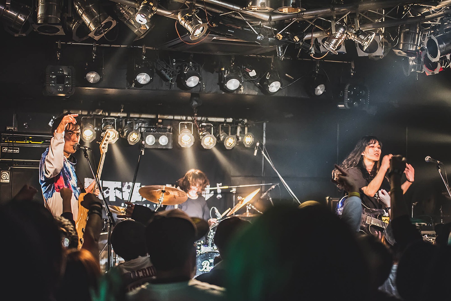 福岡・culture spot BAD KNee LAB.でのライブの様子。