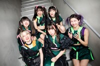 変顔するMIGMA SHELTER。（Photo by Masayo）