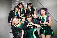 変顔するMIGMA SHELTER。（Photo by Masayo）