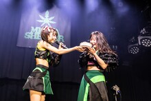 バースデーケーキをブラジルから受け取るユブネ。（Photo by Masayo）