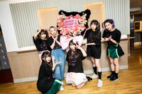 ファンから送られたスタンド花を囲むMIGMA SHELTER。（Photo by Masayo）