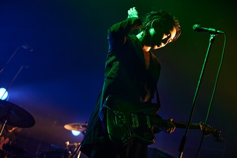 小林祐介（Vo, G）（撮影：鳥居洋介）
