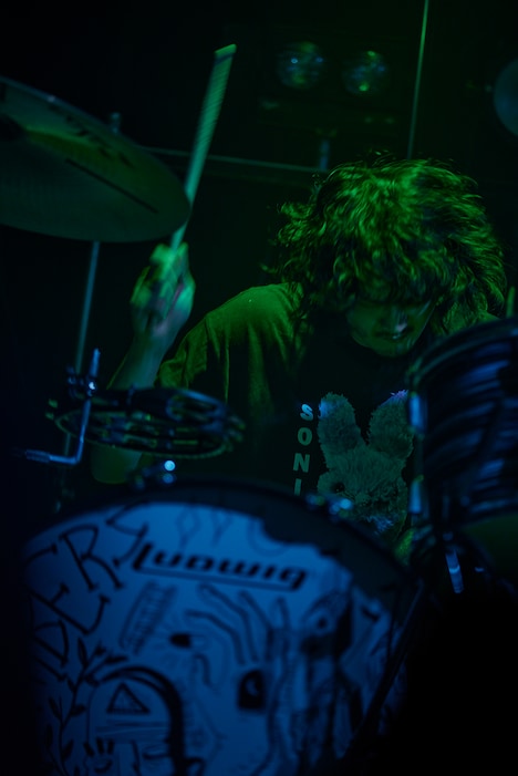 吉木諒祐（Dr）（撮影：鳥居洋介）