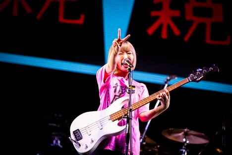 しばたありぼぼ（B, Vo）（撮影：オイケカオリ、日吉“JP”純平、ハヤシマコ）