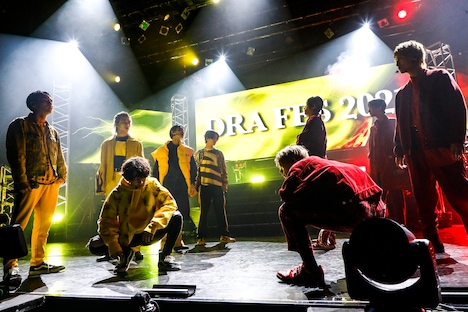 「DRA FES」第2部オープニングの様子。（撮影：笹森健一）