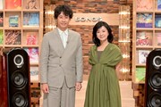 左から大泉洋、薬師丸ひろ子。（写真提供：NHK）