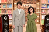 左から大泉洋、薬師丸ひろ子。（写真提供：NHK）